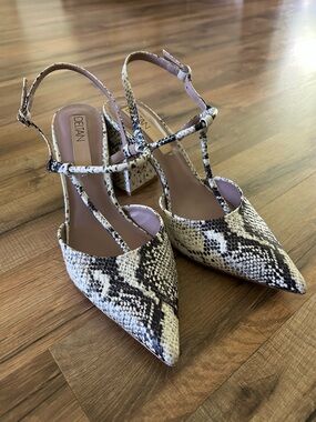 DELAN Pointed Toe Snakeskin T-Strap Block Heels in Beige/Black